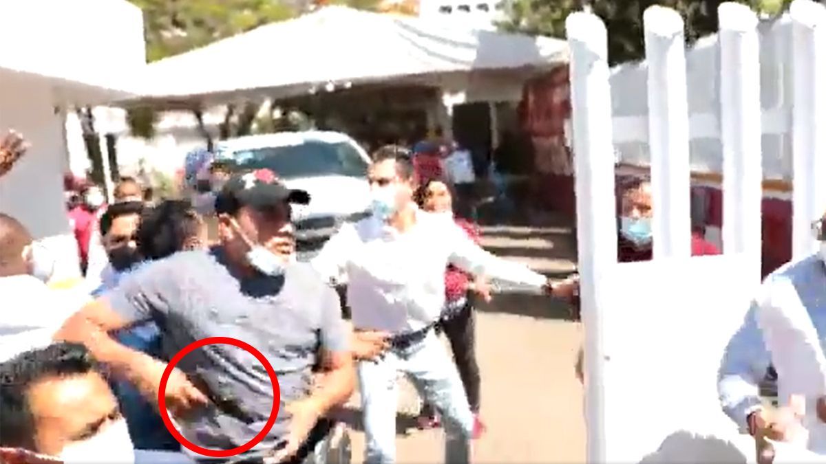 Escolta de delegada del Bienestar desenfunda su arma durante protesta