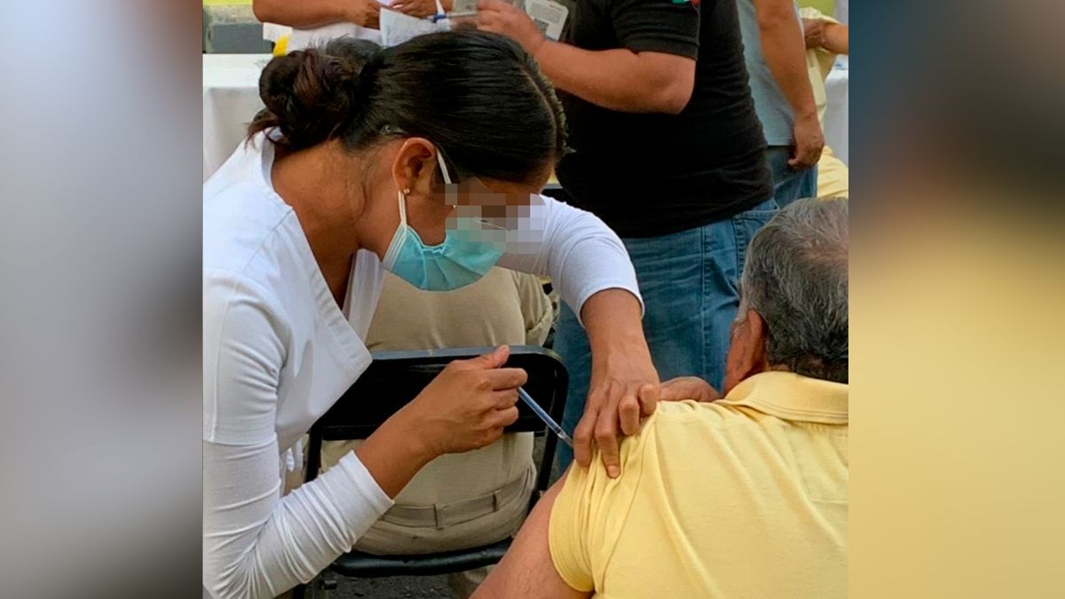 Inmunizan contra Covid-19 a adultos mayores en Atlacholoaya