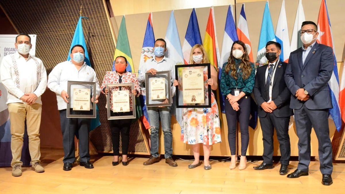 Entrega FGE reconocimiento “Agente de Paz 2030”