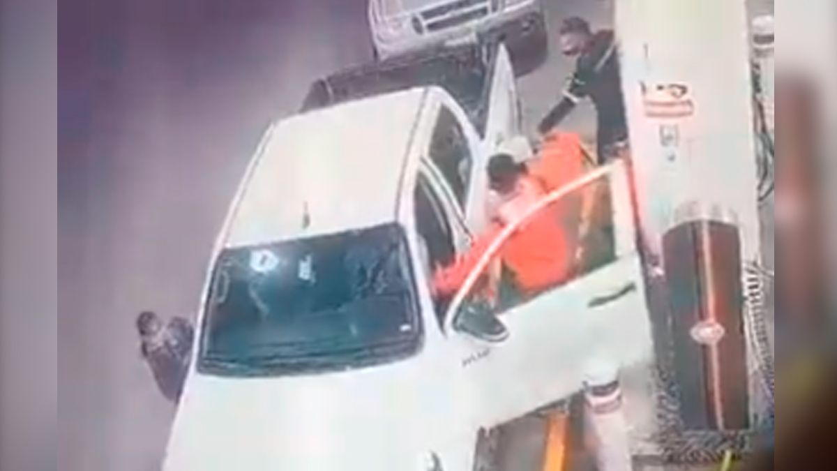 Con arma de fuego amagan a clientes de gasolinera y les quitan su camioneta en Guanajuato