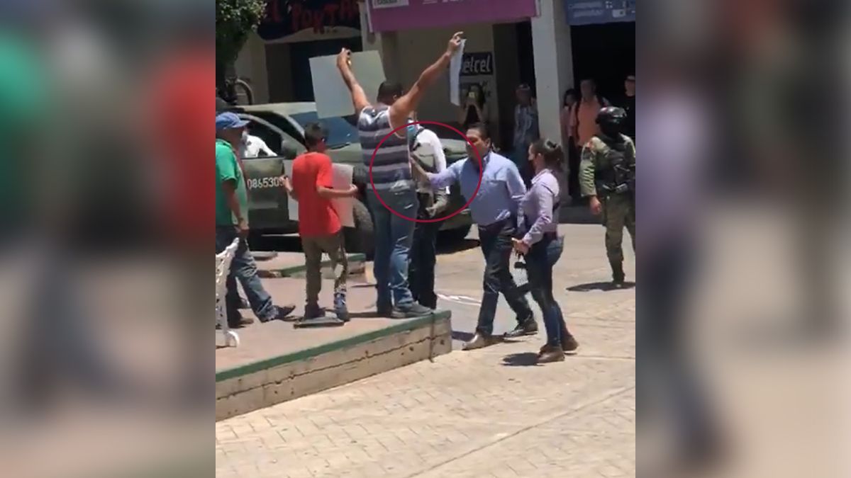 Gobernador de Michoacán empuja a manifestante y lo acusa de ser un provocador