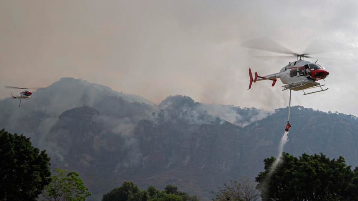 Helicópteros han realizado 33 descargas de agua en el incendio de Tepoztlán