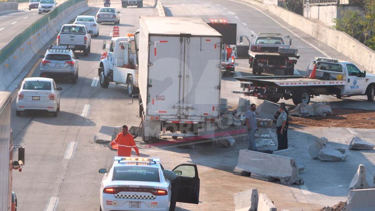 Un accidente más en el Paso Exprés, tráiler choca en carriles centrales