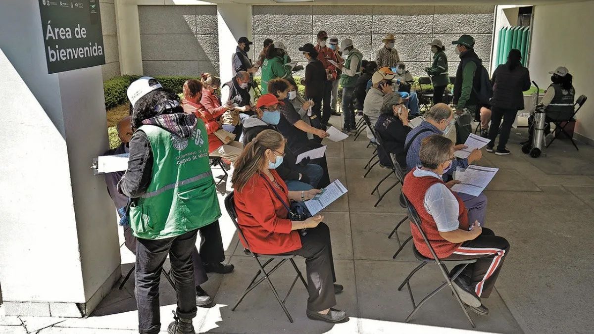 Prometen vacunación total de adultos mayores en CDMX para junio