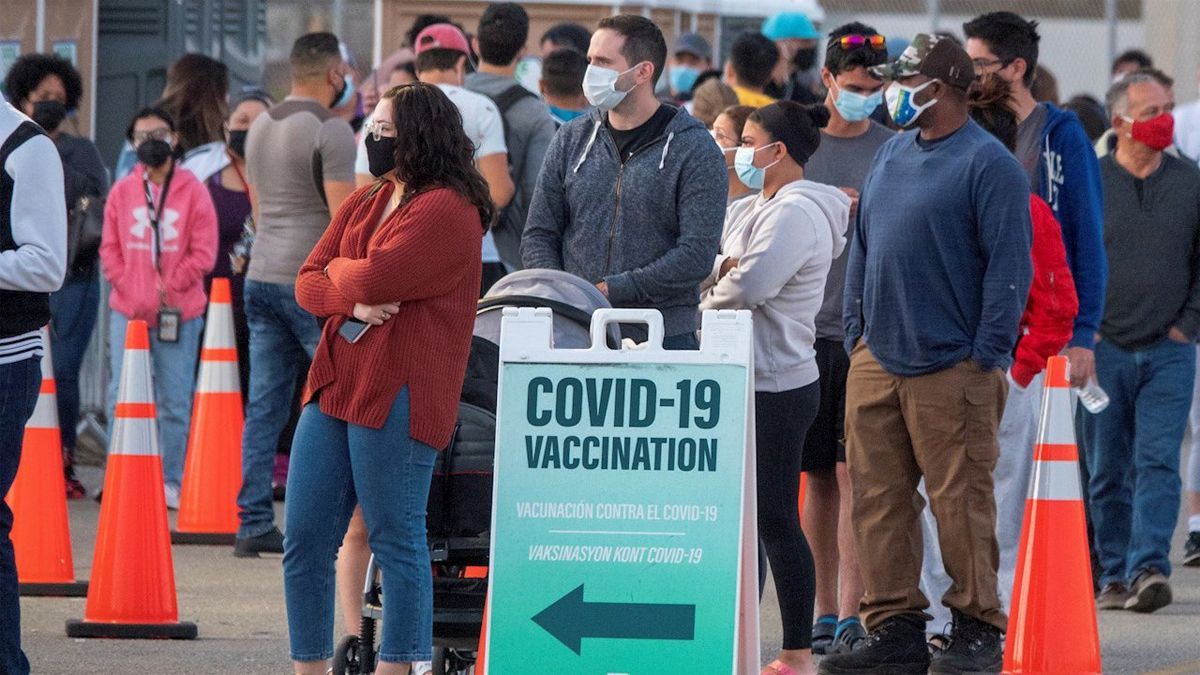 Abre Estados Unidos vacunación contra COVID-19 para jóvenes de 16 años en adelante
