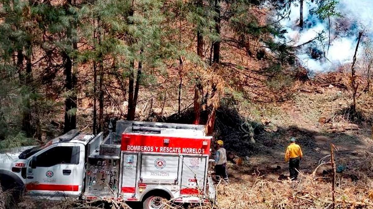 Continúan labores para sofocar incendio forestal en Huitzilac