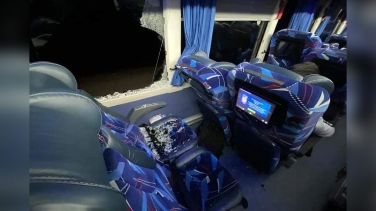Sujeto se arroja por ventana de autobús tras enojarse