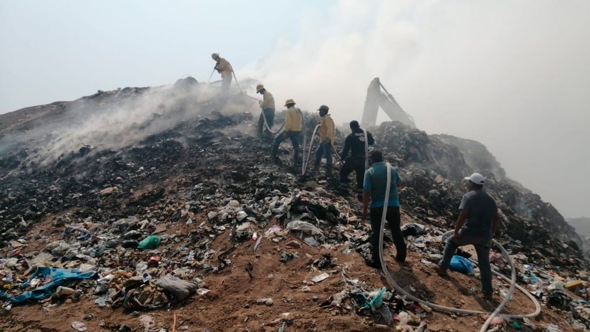 Continúan labores por incendio en basurero de Mazatepec