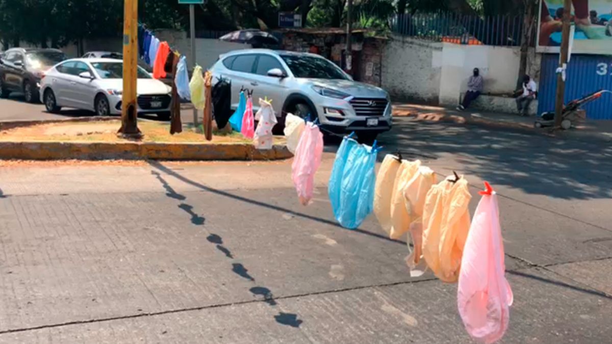 Con tendedero de calzones exigen agua potable en Cuernavaca