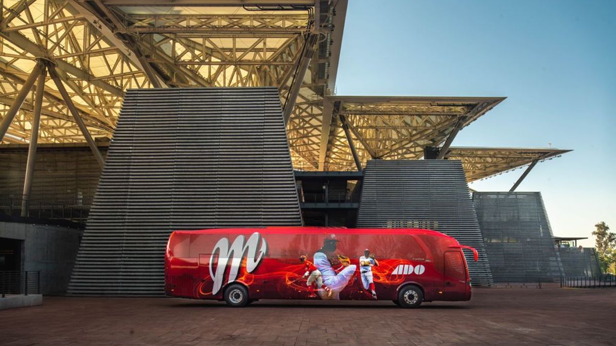 ADO presenta el nuevo autobús de los Diablos Rojos del México