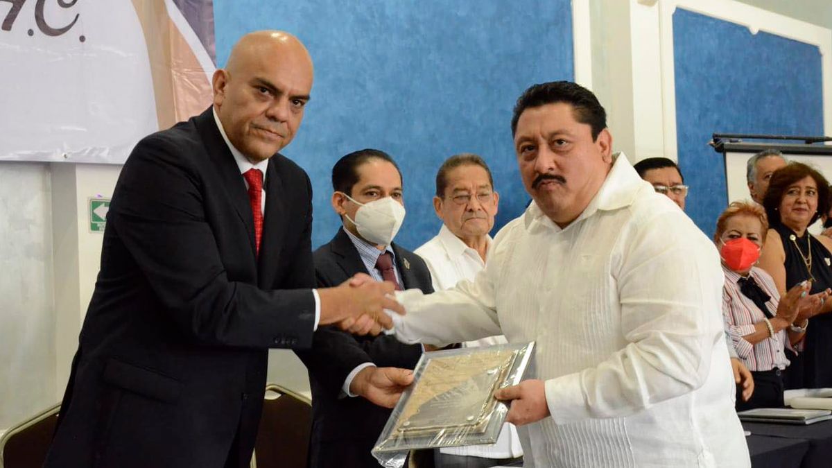 Entrega Barra de Abogados reconocimiento a Fiscal de Morelos