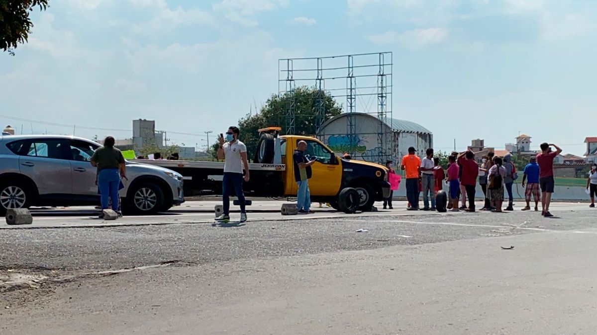 Realizan bloqueo en el Paso Exprés