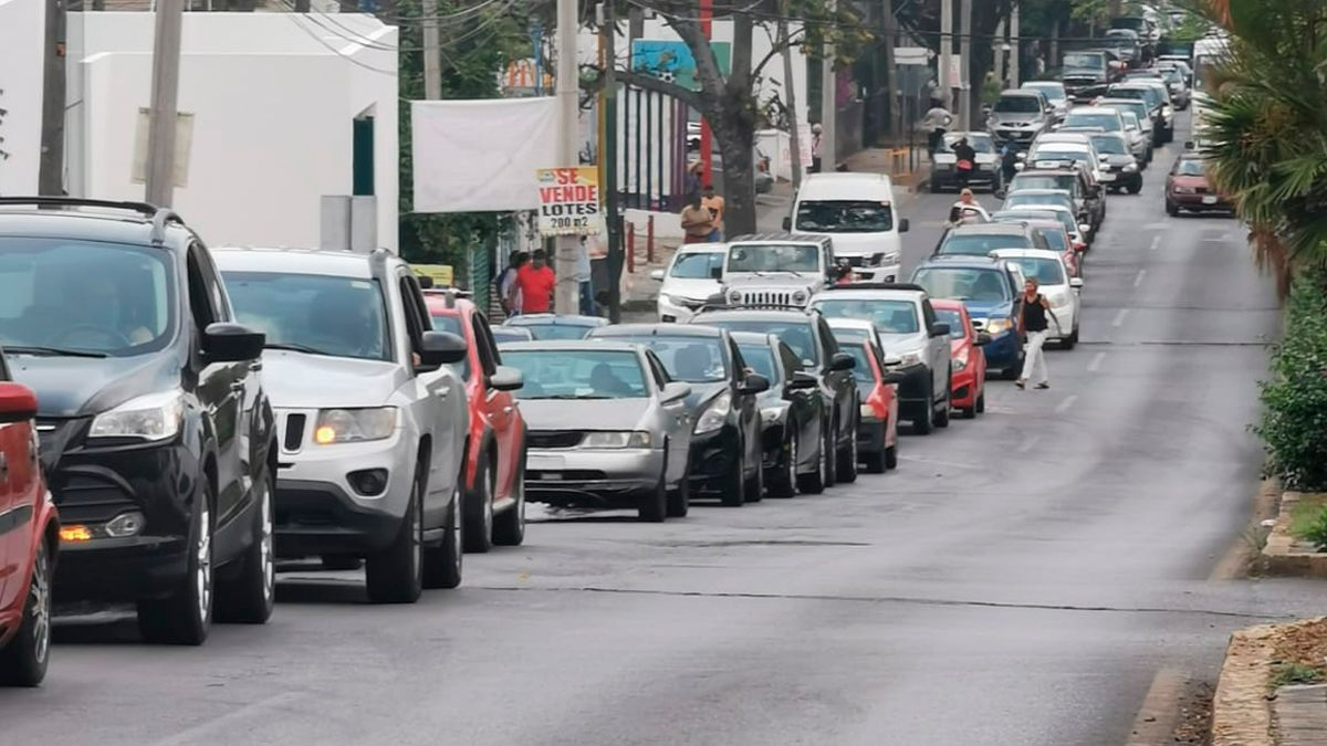 Segundo día de vacunación con largas filas en Cuernavaca