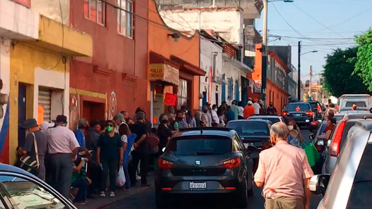 Quejas y empujones en el módulo de vacunación de Cuernavaca