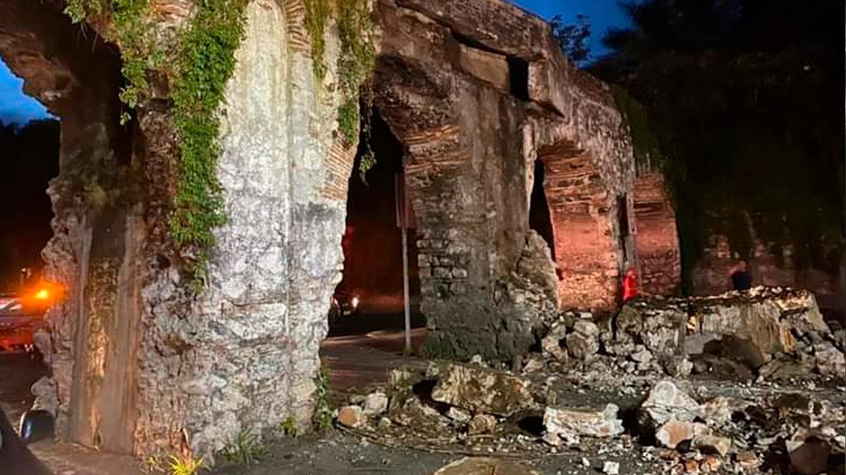 Derrumba vehículo parte de los Arcos de San Carlos en Yautepec
