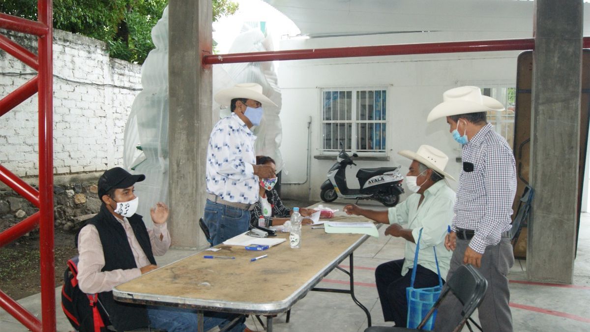 Entregan apoyos agrícolas en Ayala