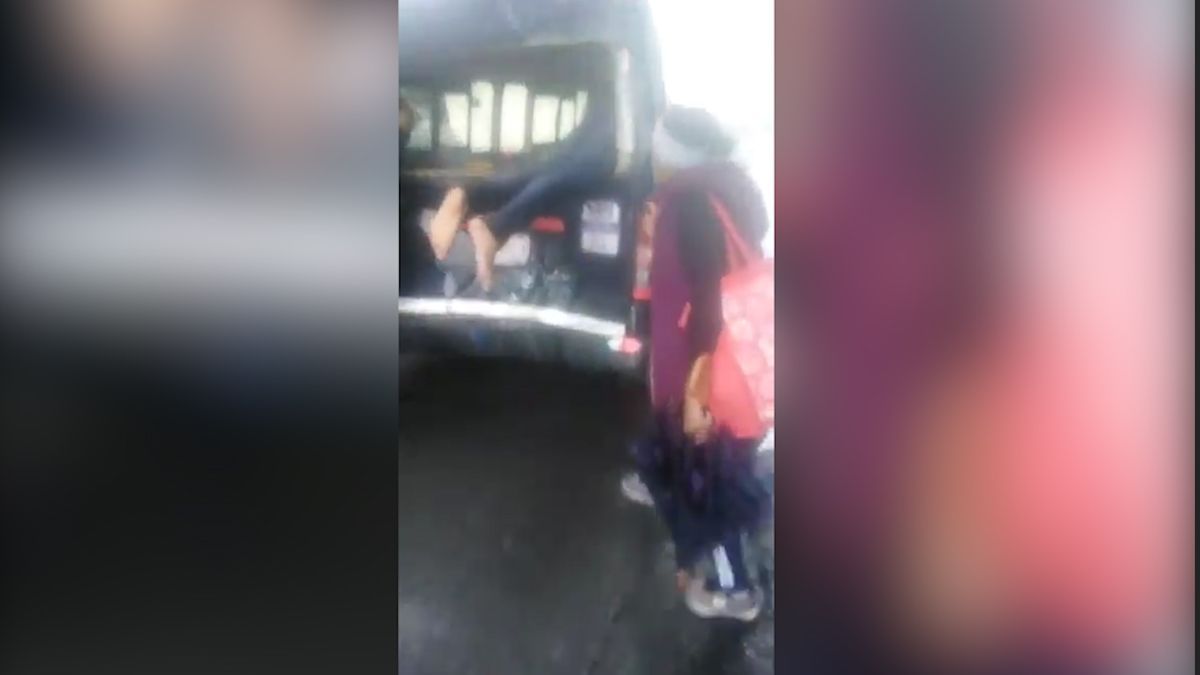 Motociclista “sale volando” y se incrusta en combi de pasajeros
