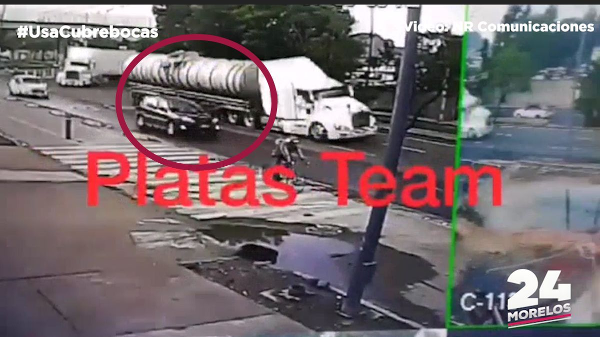 Pipa de agua aplasta a camioneta y conductor sobrevive