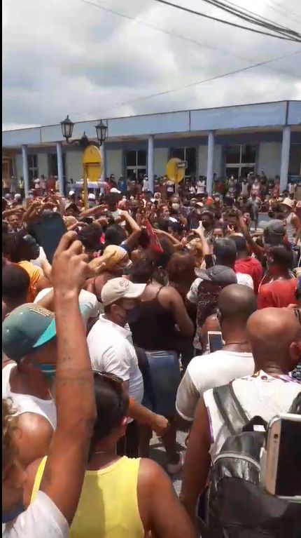 Multitudinarias protestas en Cuba