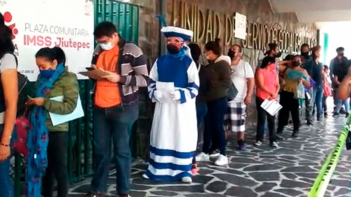 Vestido de “Chinelo” acude a vacunarse contra Covid-19 en Jiutepec