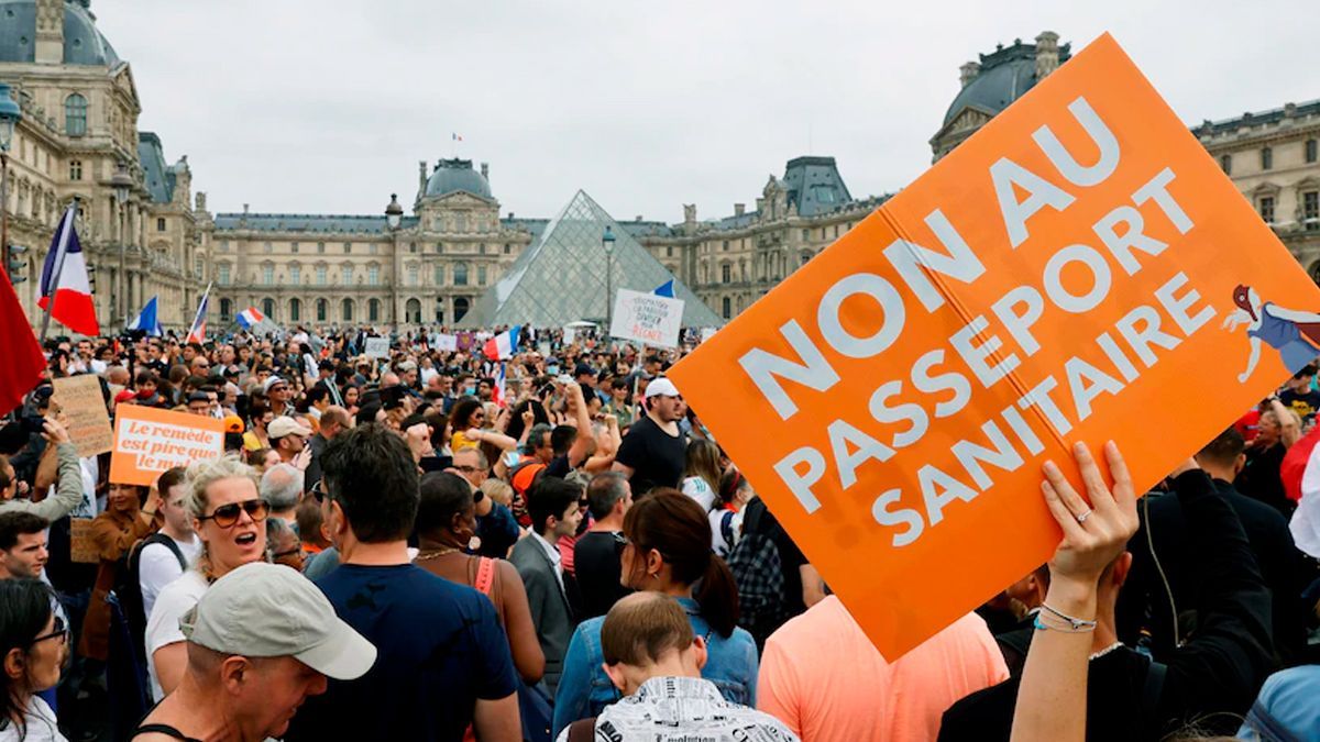 Genera protestas entrada en vigor de certificado sanitario en Francia