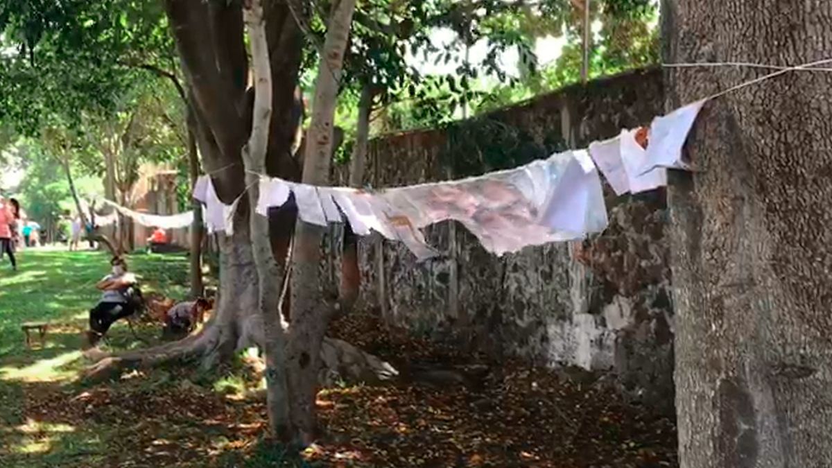 Colocan tendedero para apartar lugar en fila de vacunación Covid-19