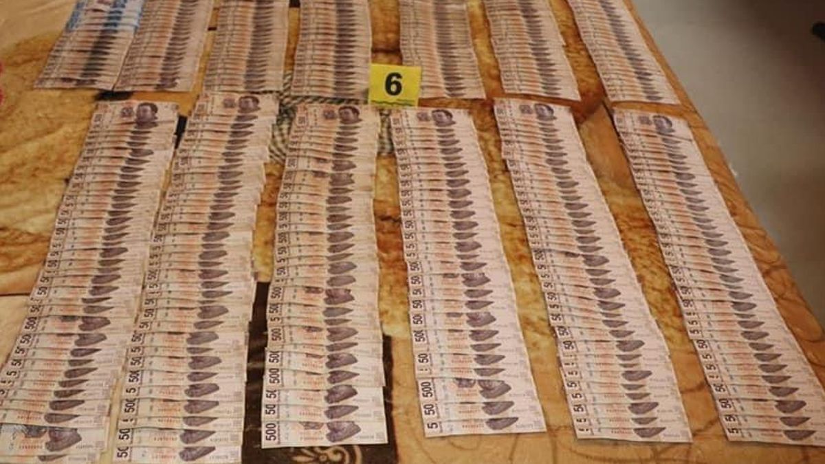 Detienen a funcionario local con miles de pesos en su hogar