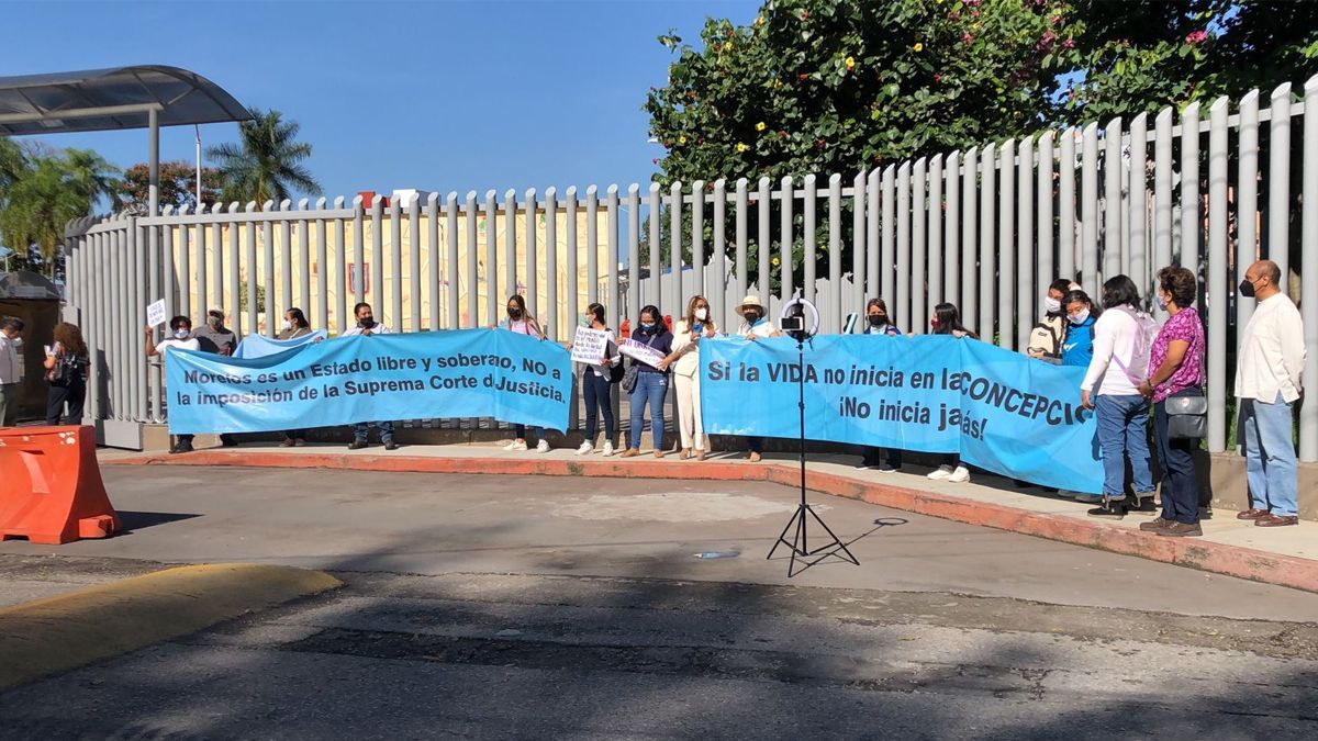 Agentes Provida se manifiestan en el Congreso de Morelos