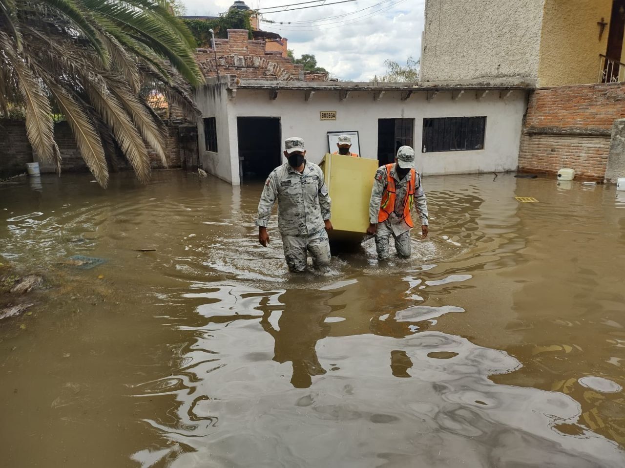 Decenas de casas bajo el agua en Tequisquiapan