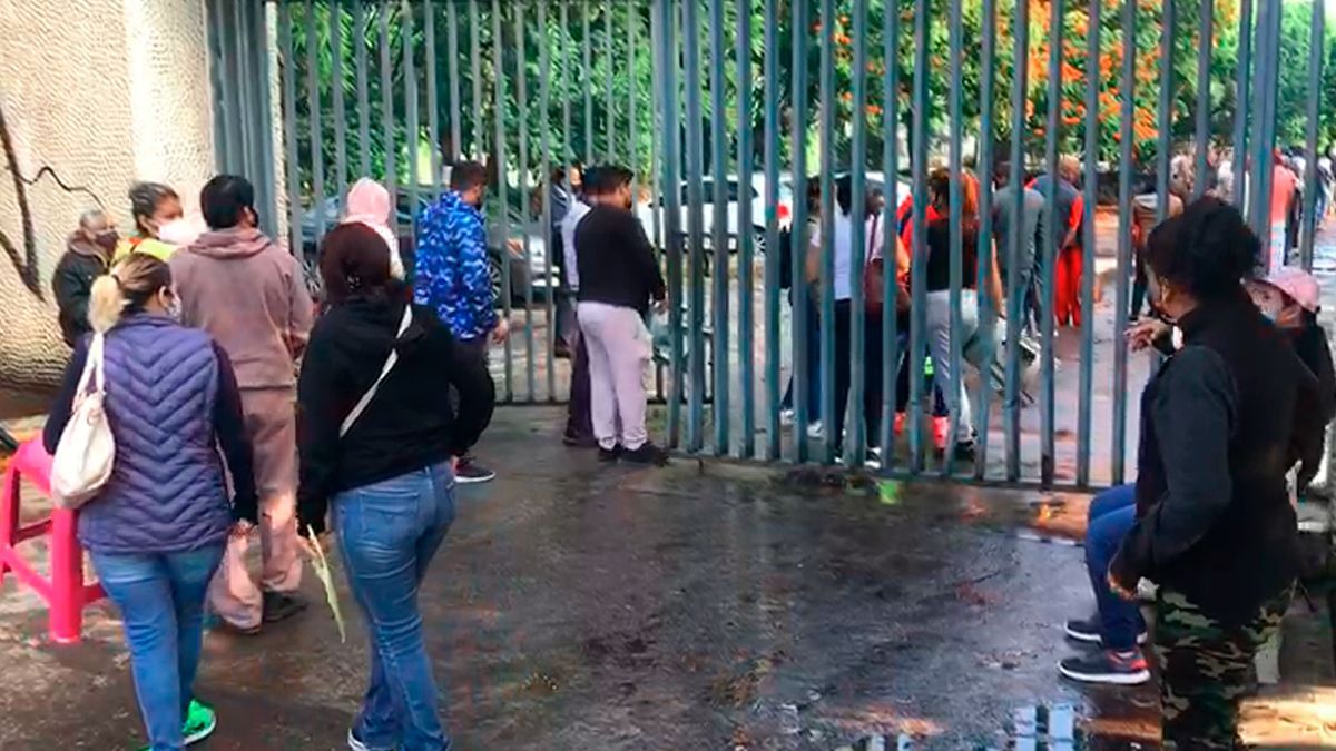 Aguantaron frío y lluvia para recibir 2a dosis en Cuernavaca