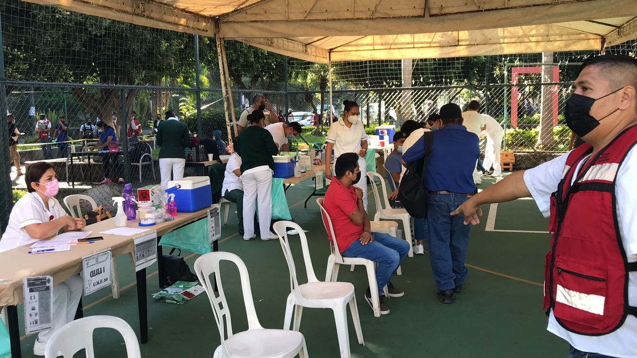 Vacunan a comerciantes de ocho mercados de Cuernavaca