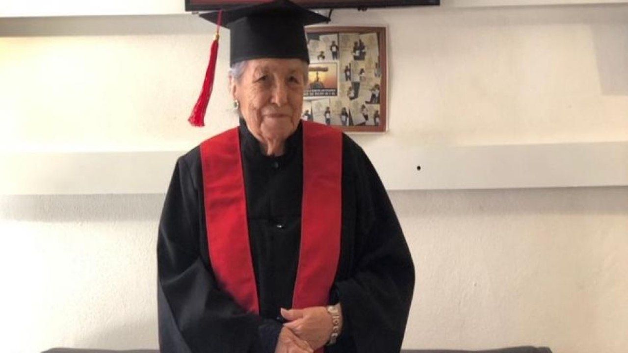 Obtiene su título de Administración a los 93 años
