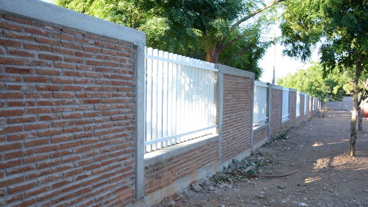 Proponen bardas más altas para evitar robos en escuelas
