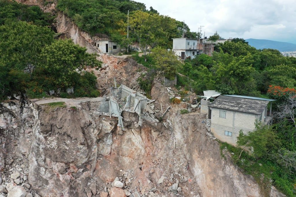 Familias regresan a su vivienda tras riesgos en Cerro de Jiutepec