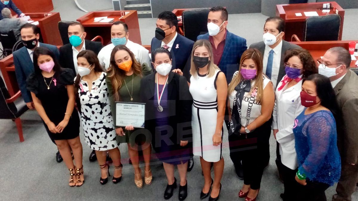 Entregan reconocimiento al mérito médico