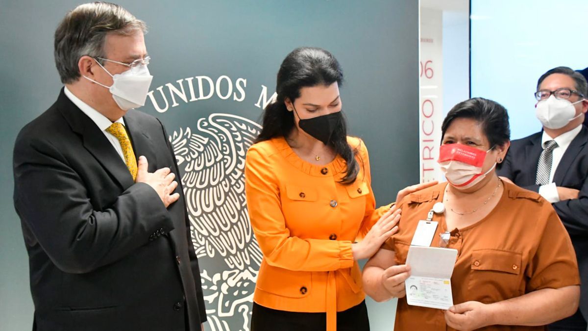 Presenta SRE nuevos pasaportes electrónicos