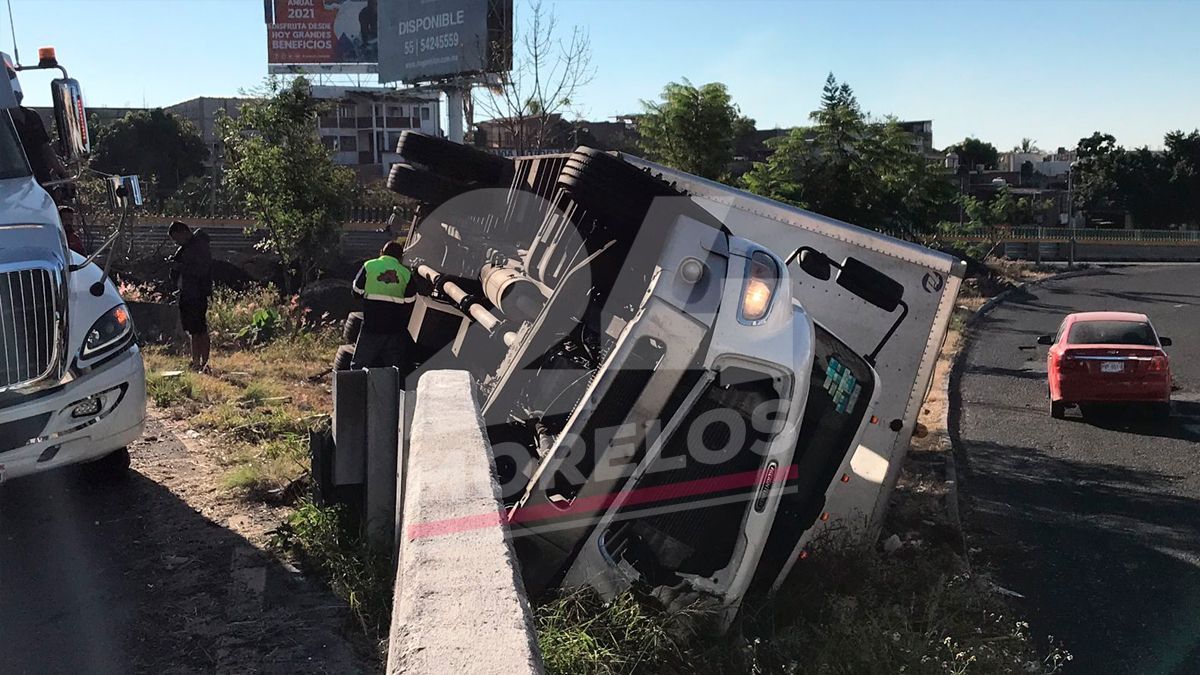 Falla mecánica provocó Volcadura en Paso Exprés