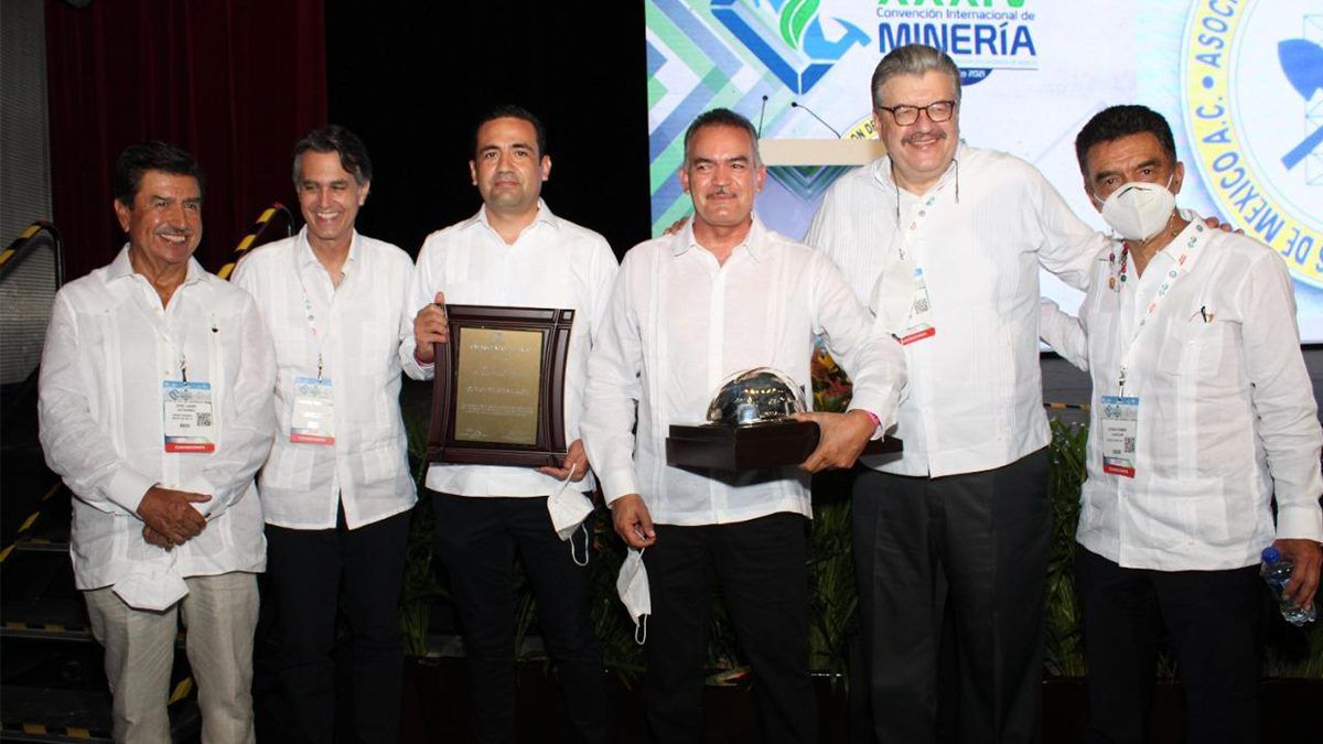 Entregan cascos de plata a mineras mexicanas