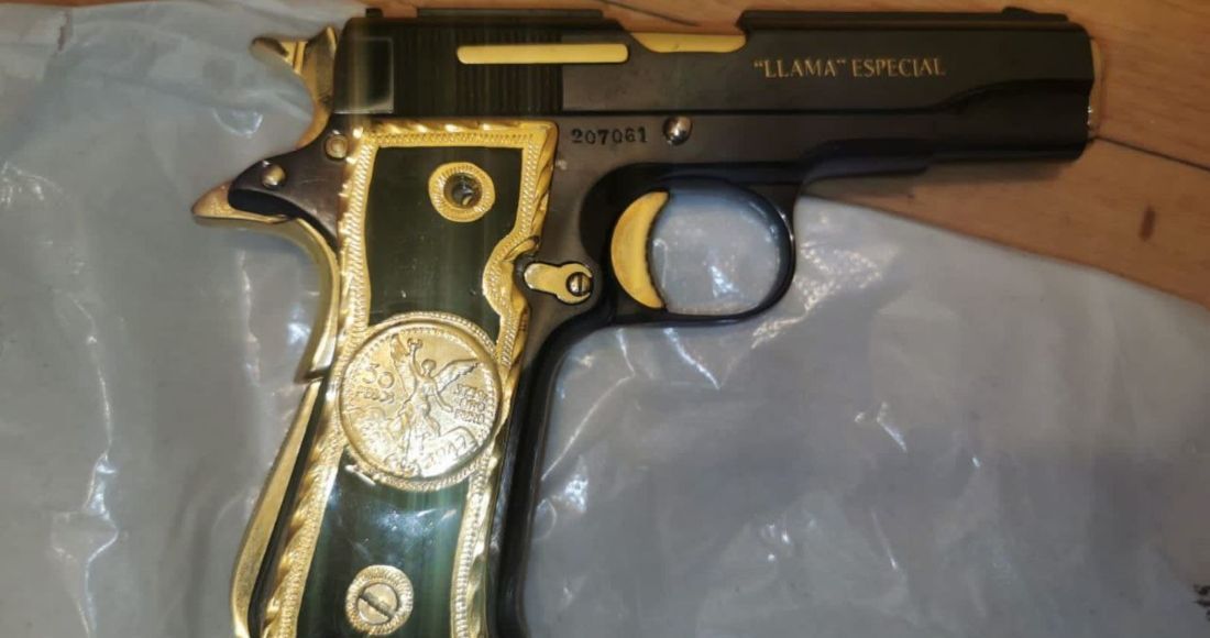 Encuentran en plaza comercial arma bañada en oro