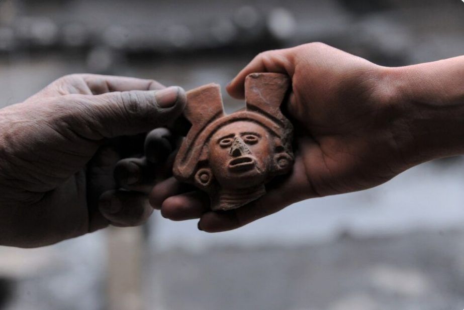 Descubren cerca de Plaza Garibaldi una ofrenda mexicana
