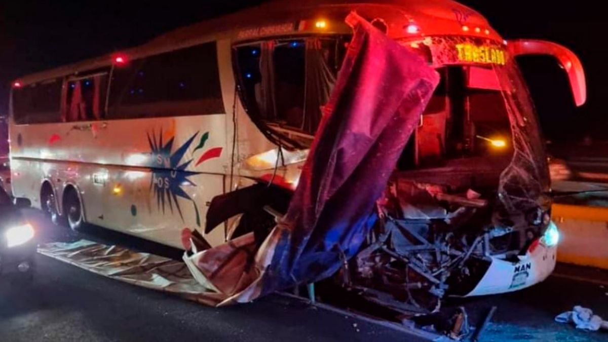 Choque entre autobús de pasajeros y camión de cerveza deja 7 lesionados