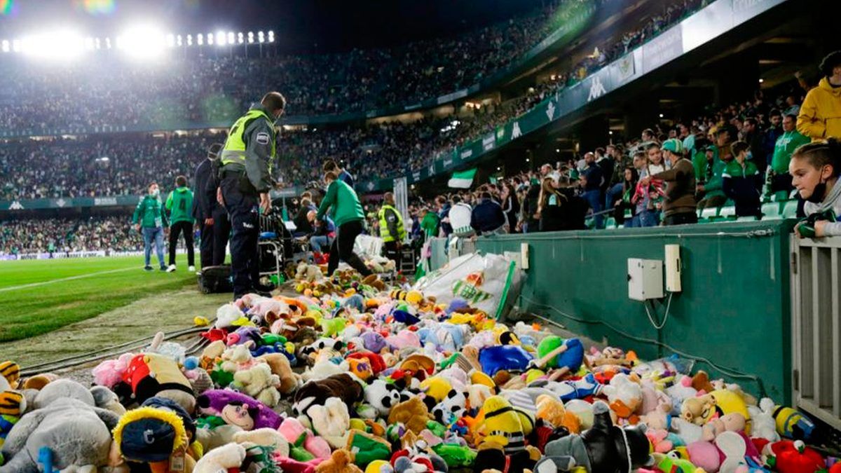 Recoge el Real Betis Balompié 19.000 peluches