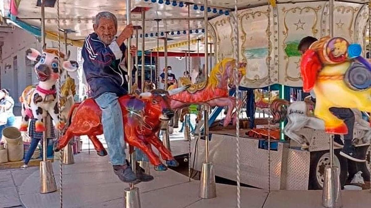 Abuelito se sube por primera vez a un carrusel
