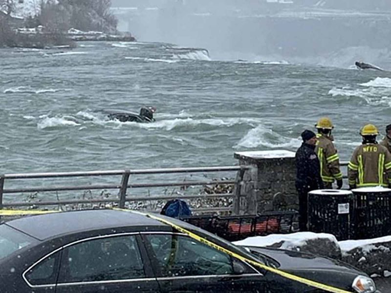 Muere mujer al caer con su auto en las cataratas del Niágara