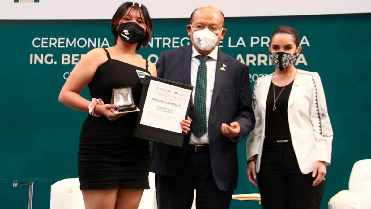 Otorgan medalla ICA a alumna de Conalep Morelos
