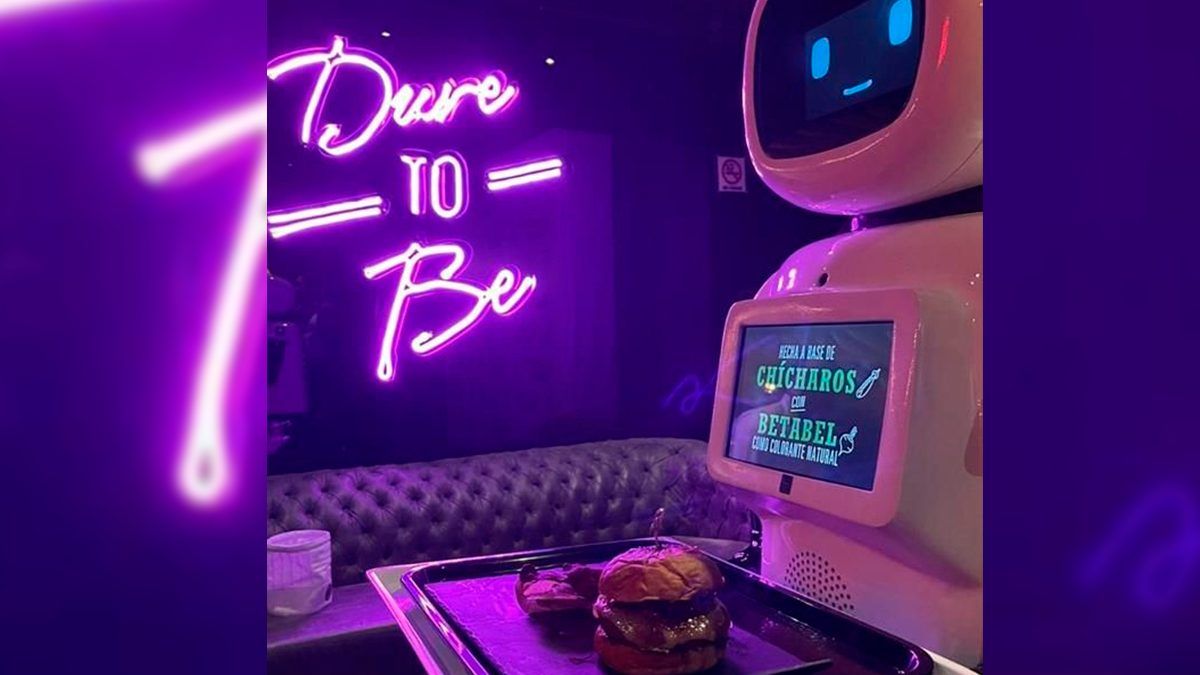 Atiende robot a comensales en un restaurante de hamburguesas