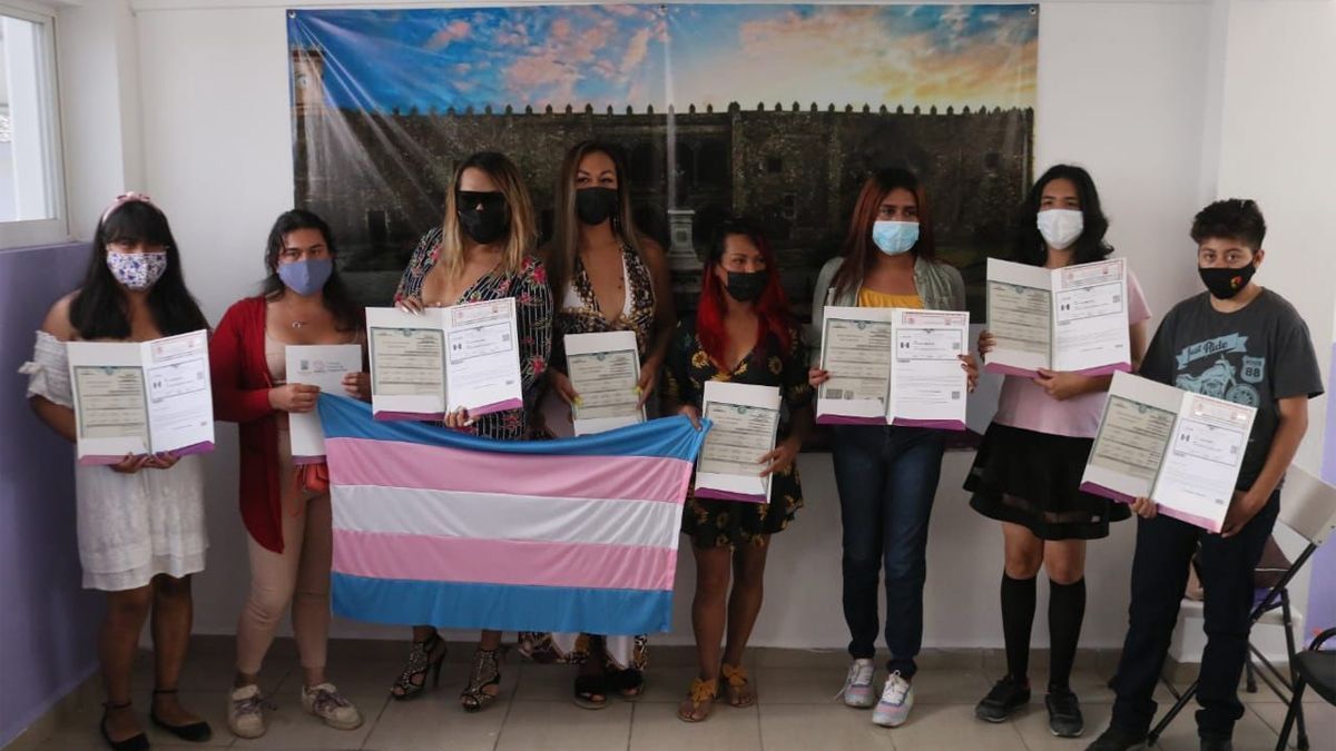 ¡Felicidades! Entregan primeras actas corregidas a personas trans de Morelos