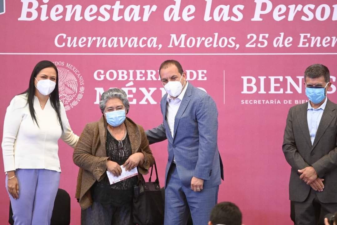 Entregan tarjetas para pensiones del Bienestar a adultos mayores