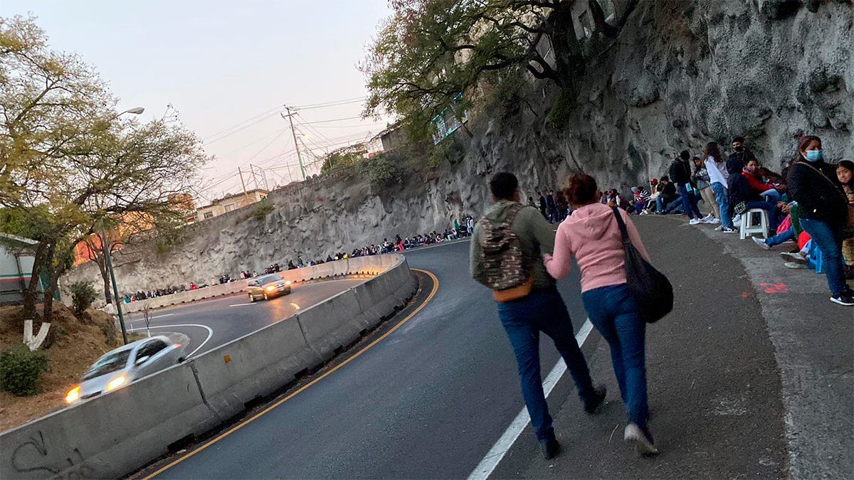Hasta la autopista llegó la fila de vacunación