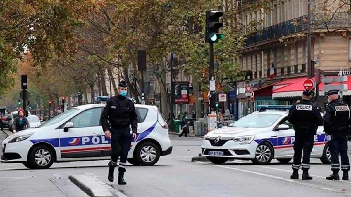 Hombre corta la cabeza de un hombre y se entrega en la comisaría